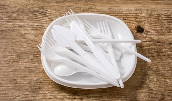 Conjunto de pratos e talheres plásticos biodegradáveis 