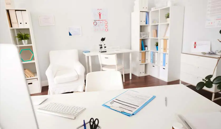 móveis planejados para escritório pequeno no quarto. Ambiente com cadeira, mesa e estantes