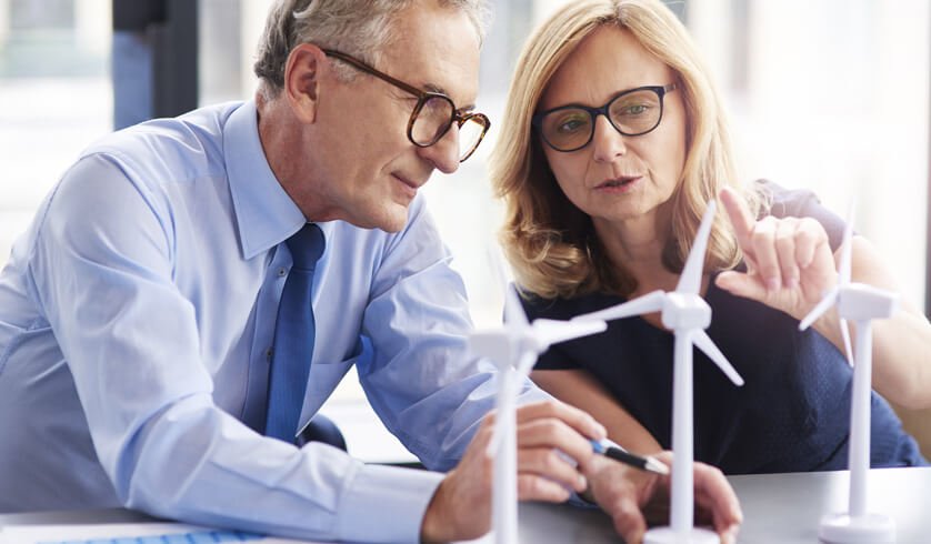 duas pessoas conversando sobre o que é sustentabilidade empresarial