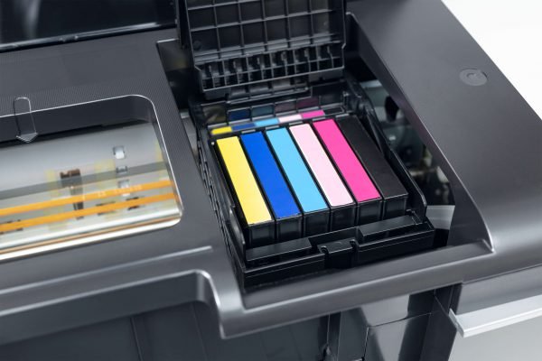 Cartuchos de tinta de diversas cores inseridos em uma impressora
