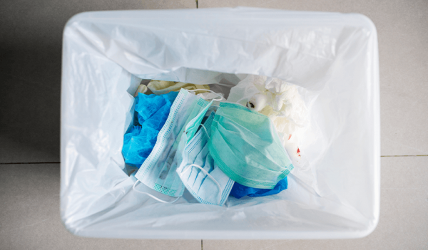 Lixo infectante com máscaras, luvas e outros descartáveis de saúde usados